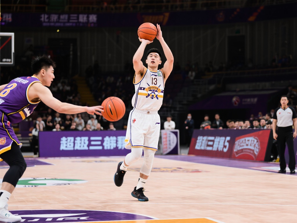 杨皓喆三分爆发助北控男篮超三联赛首胜 在比赛第三节,北控一度落后5分,对手狂攻
