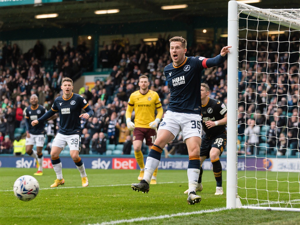 无锡全员整装待发 备战“苏超”周末激战 除了榜首焦点战外,一些中游球队也为争夺欧